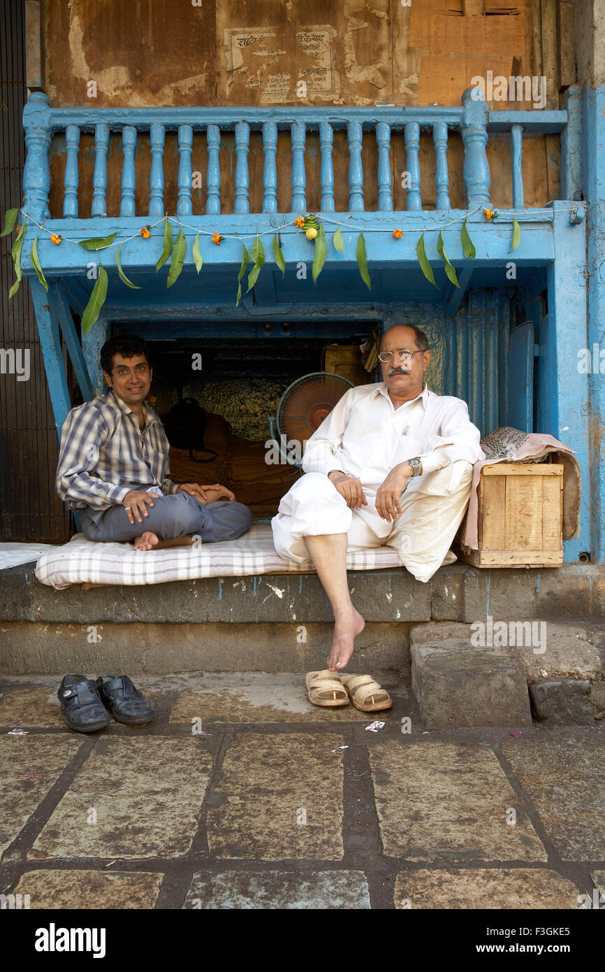 Ein kleiner Raum unter einem Balkon wird ein bequemer Platz, Geschäfte durchzuführen; Mumbai Bombay; Maharashtra; Indien Stockfoto