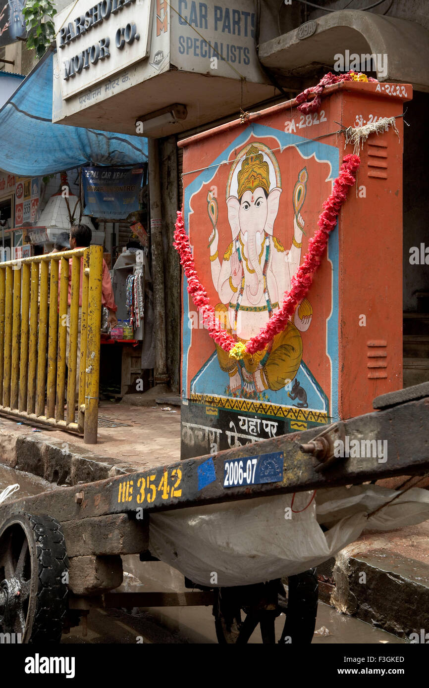 Elektro Zählerkasten Rückseite wird eine bequeme Schrein Lord Ganesha Umgebung Mumbai zu gewährleisten Stockfoto