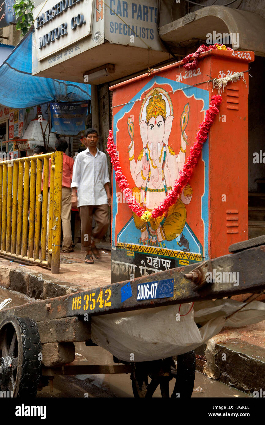 Rückseite eines Stromzähler-Box wird bequem Schrein Lord Ganesha Gewährleistung Umgebung Mumbai Stockfoto
