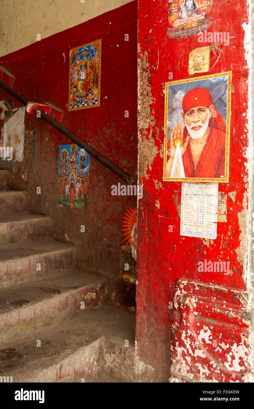 Bilder der Götter auf der Treppe eines Geschäftshauses schreckt Menschen als Spucknapf verwenden; Mumbai Stockfoto