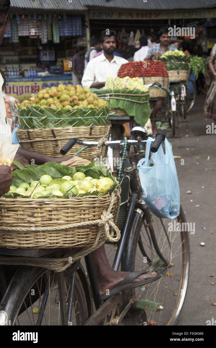 Obstmarkt auf Fahrrad; Kurtallum; Tamil Nadu; Indien Stockfoto