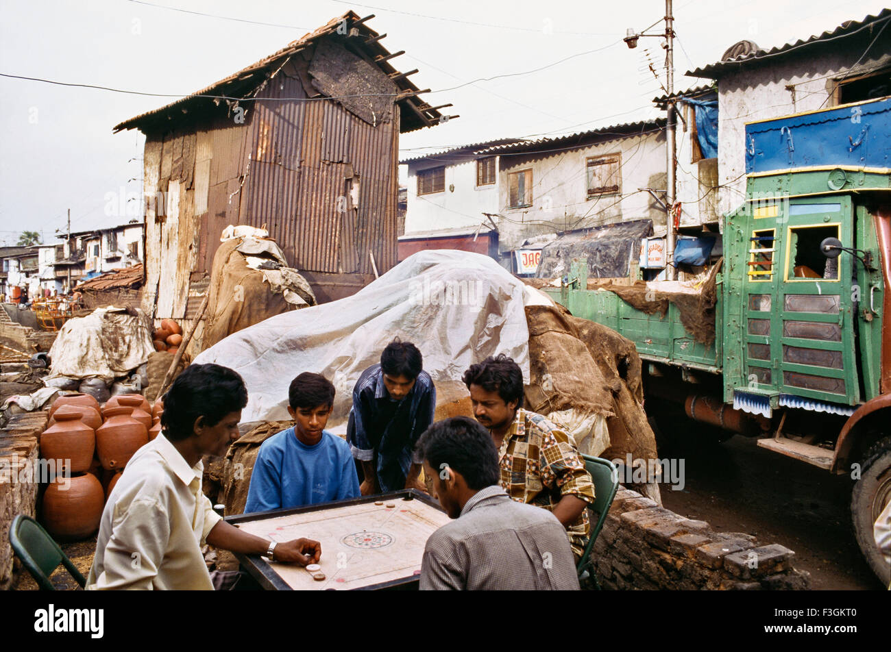 Ein Spiel von Carom in einem offenen Raum gespielt wird; Dharavi; Größten Slum Asiens; Bombay jetzt Mumbai; Maharashtra; Indien Stockfoto