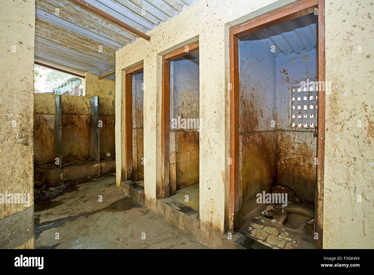 Öffentliche Toiletten für Herren in einem Slum in unhygienischen Zustand; Slum Khotwadi; Santacruz; Bombay jetzt Mumbai; Maharashtra Stockfoto