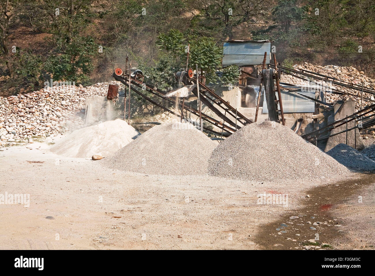 Stone Crusher schneiden Kieselsteine verwenden in Bau und Straße Bautätigkeit; Rudraprayag; Utarakhand; Indien Stockfoto