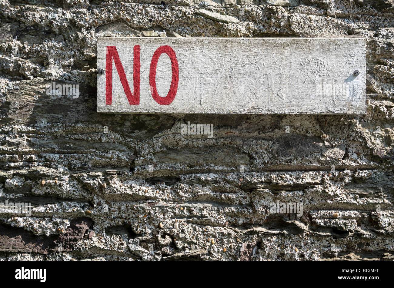 Unvollständige Warnschild am Wand ohne Ankündigung Stockfoto