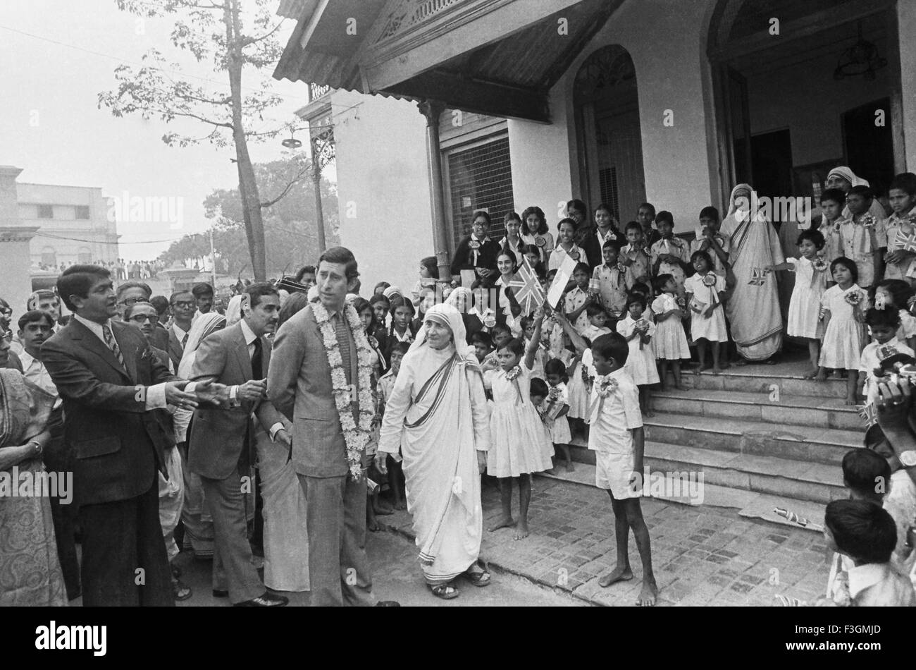 Mutter Teresa mit Prinz Charles am Sishu Bhavan; Calcutta; Indien Stockfoto