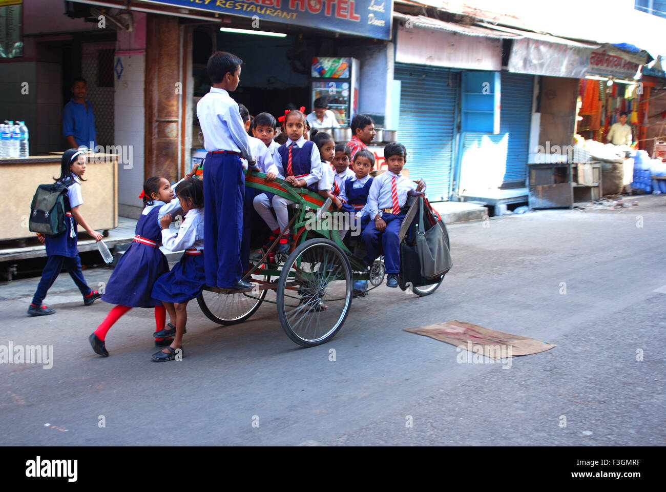 Eine Fahrradrikscha voller Kinder; Haridwar; Uttar Pradesh; Indien Stockfoto
