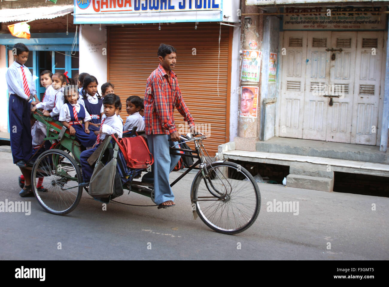 Kinder gehen zur Schule in Fahrradrikscha; Haridwar; Uttar Pradesh; Indien Stockfoto