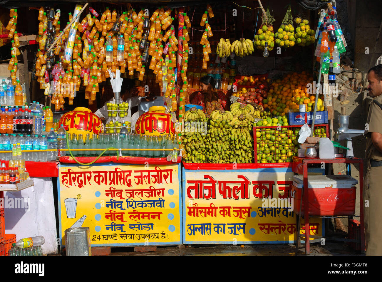 Obst-Saft-Shop; Haridwar; Uttar Pradesh; Indien Stockfoto