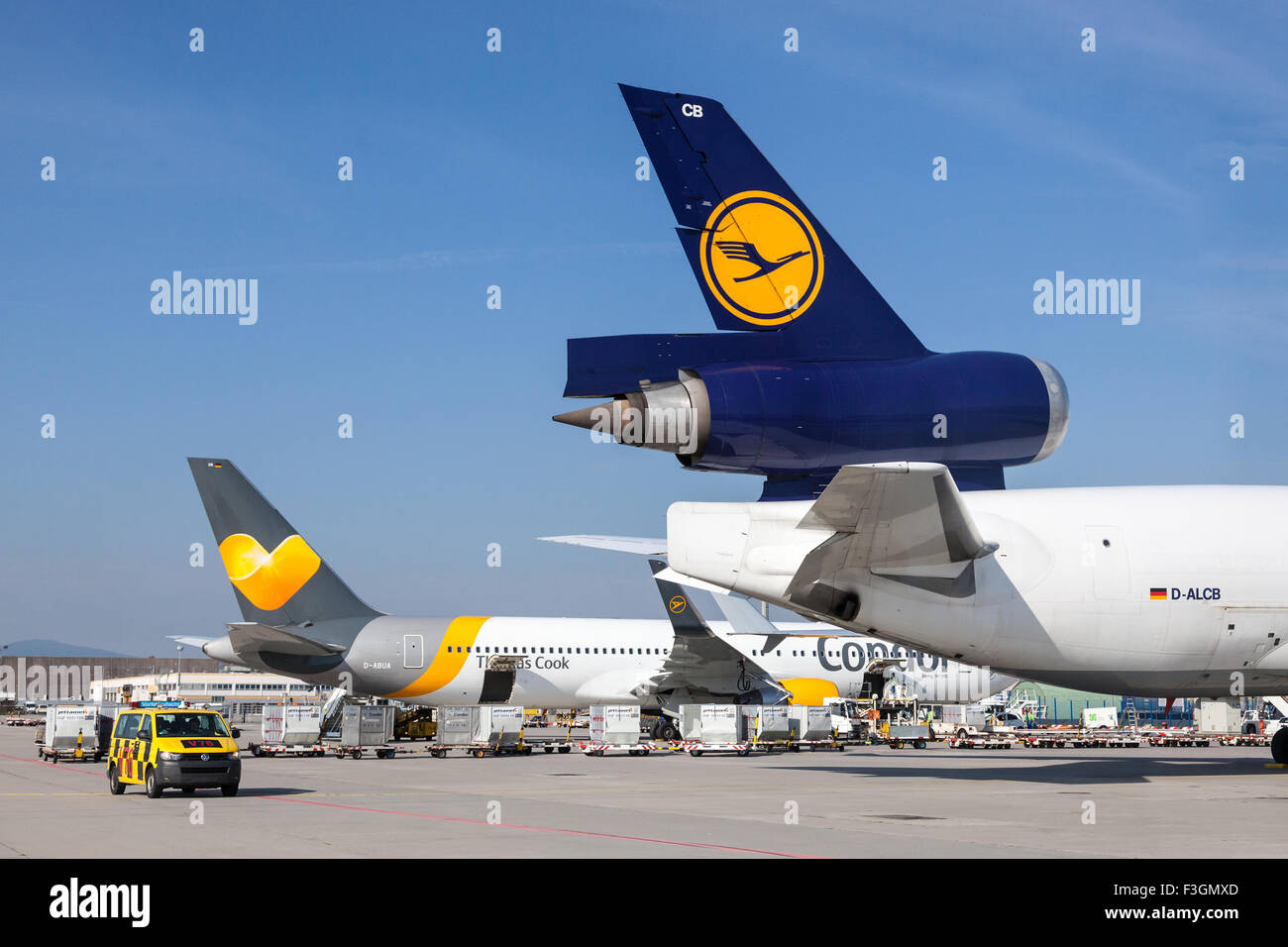 Lufthansa und Condor Flugzeuge am Flughafen Frankfurt Stockfoto