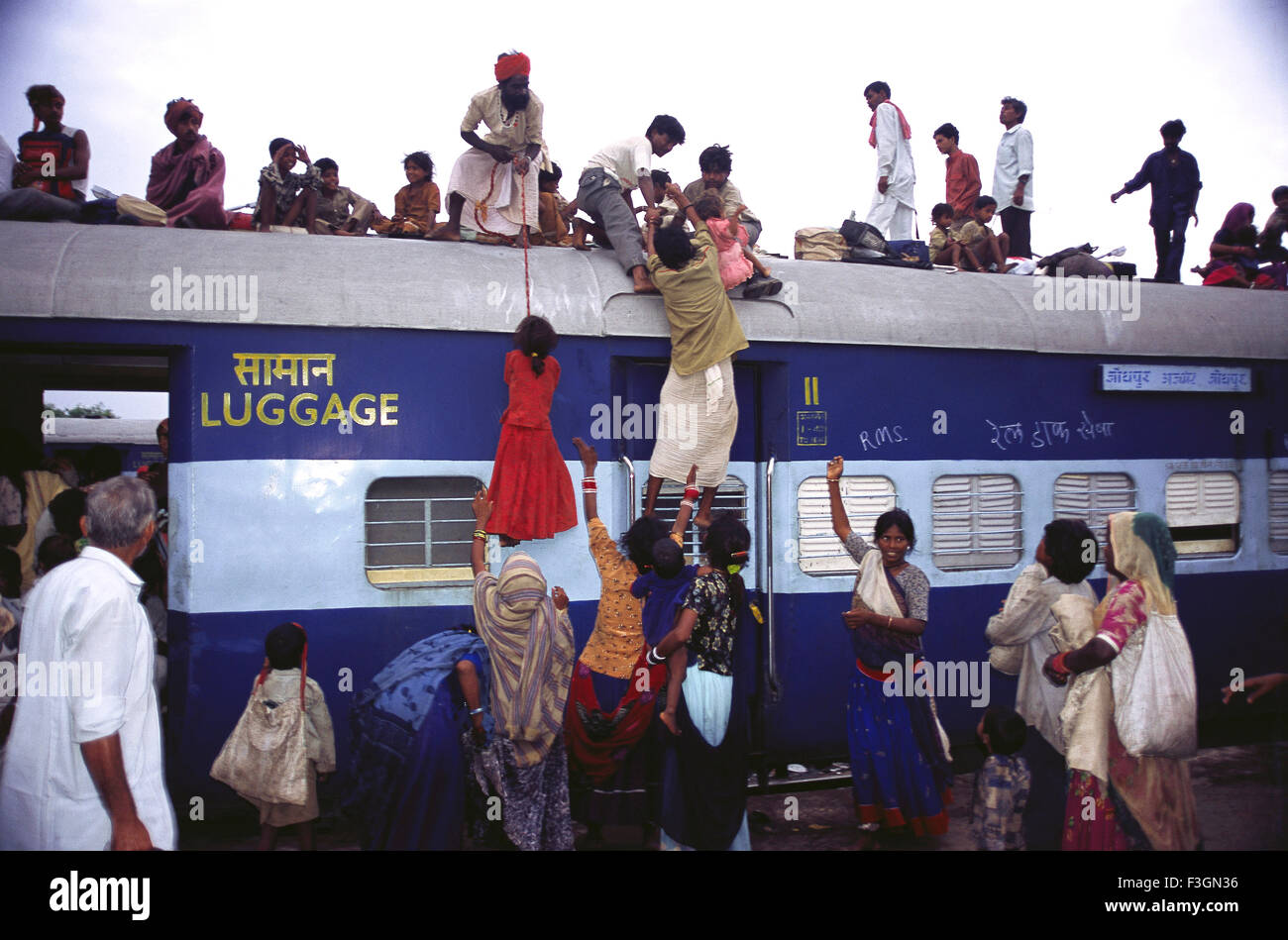 Bordkarte auf super Klasse; Gefährliche Reise; Passagiere, die versuchen, auf Dach der Eisenbahn-Fach Stockfoto