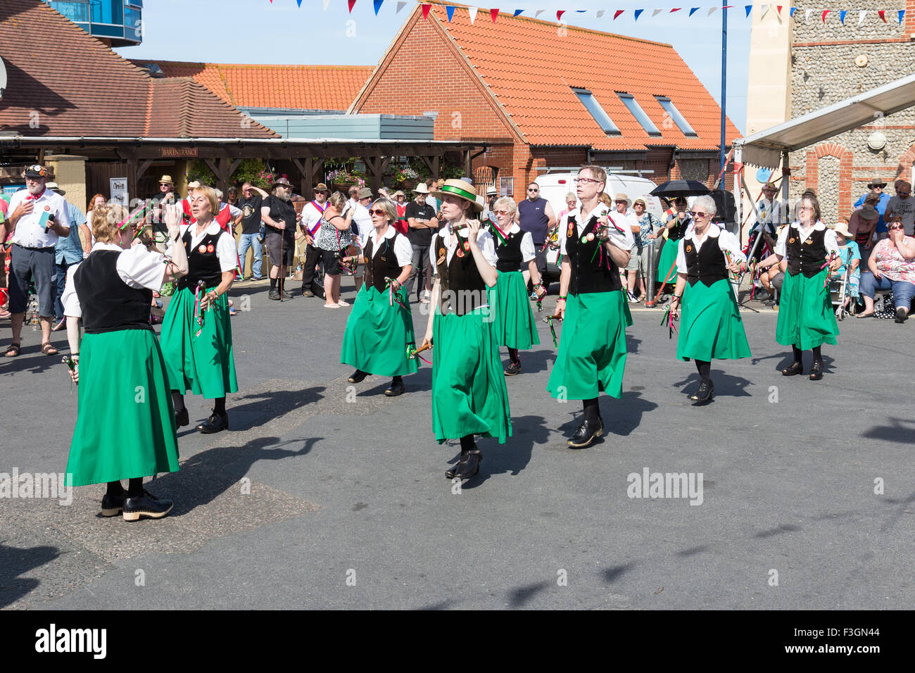 Morris Dancers beim jährlichen Töpfchen Lobster Festival in Sheringham, Norfolk, England Stockfoto