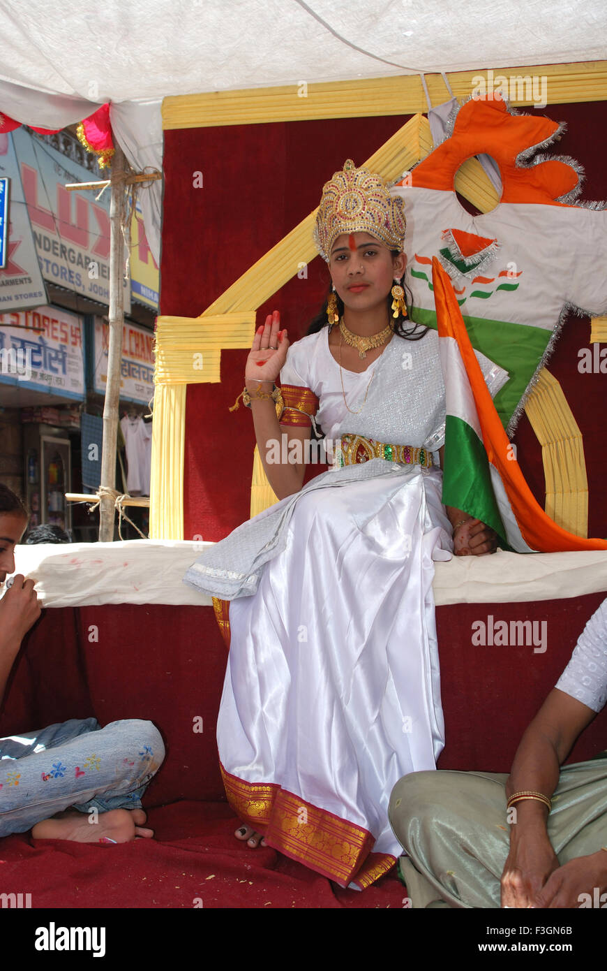 Ein Mädchen als Bharat Mata Ramnavmi Prozession; Jodhpur; Rajasthan; Indien Stockfoto