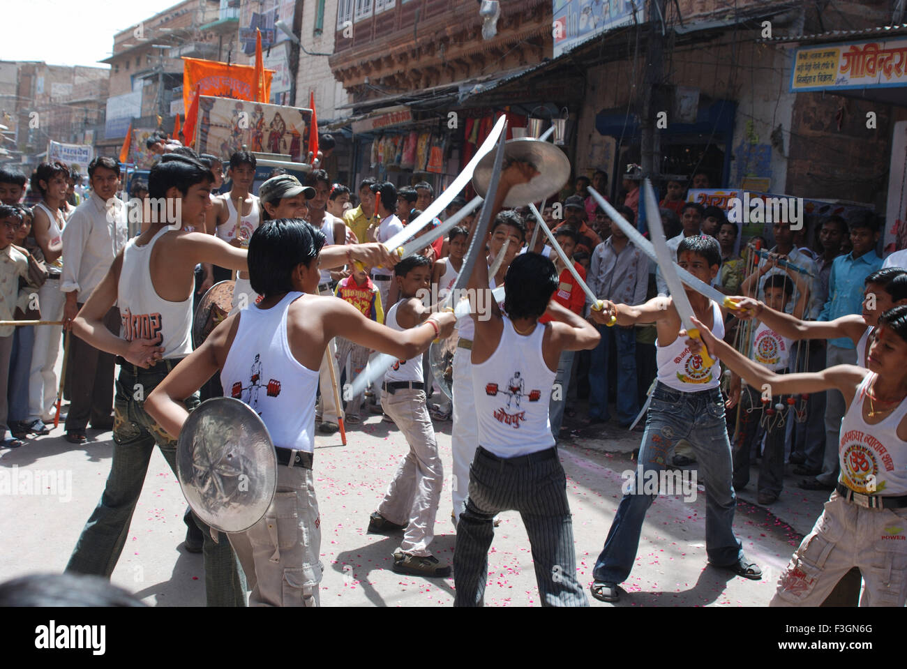 Kinder bei akrobatischen Show in Ramnavmi Prozession; Jodhpur; Rajasthan; Indien Stockfoto