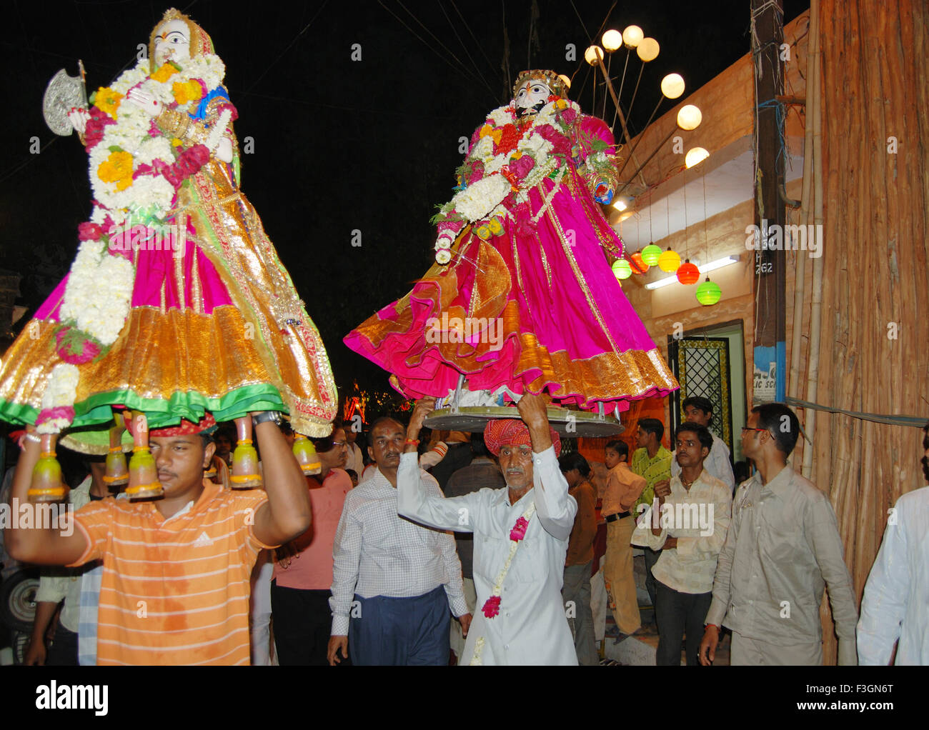 Statuen des Lords; Gangaur Prozession; Jodhpur; Rajasthan; Indien Stockfoto