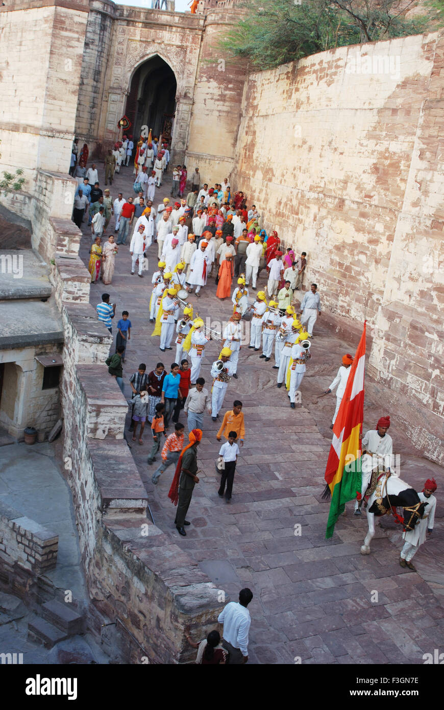 Prozession von Raj Gangaur (Royal Gangaur) innen Mehrangarh Fort; Jodhpur; Rajasthan; Indien Stockfoto