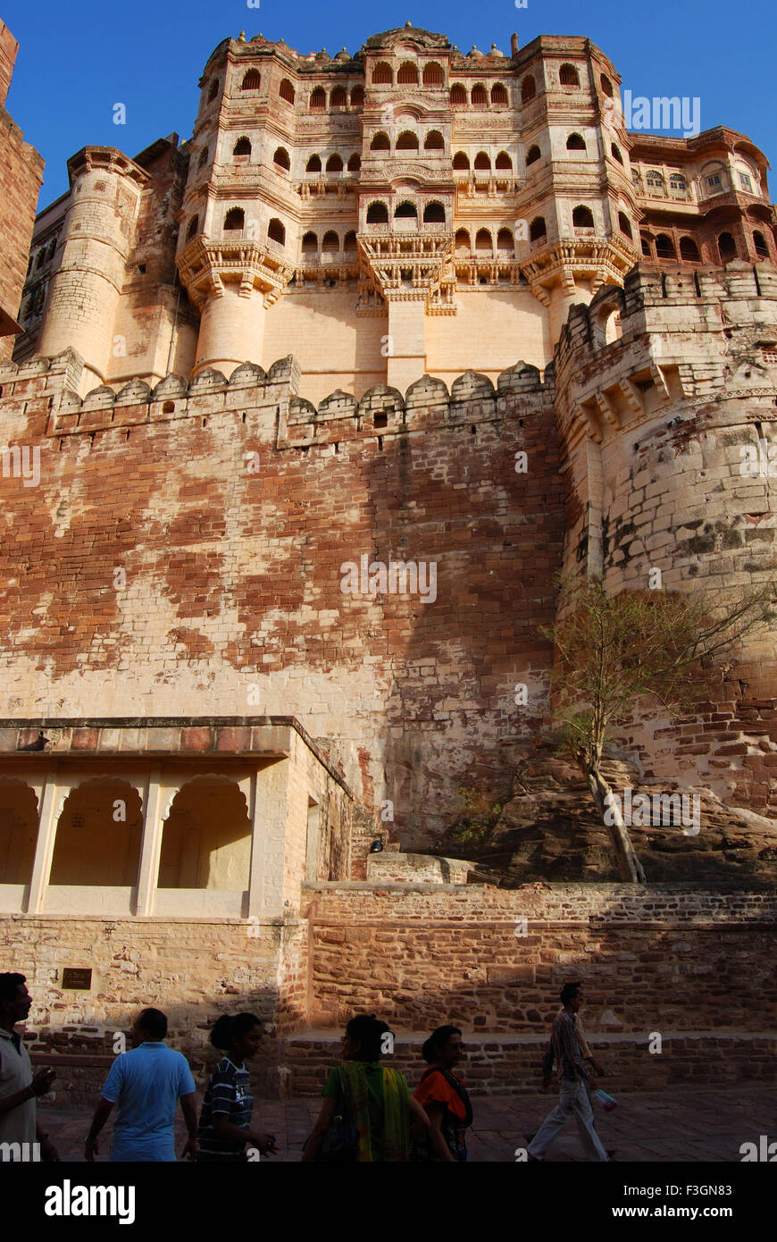 Besucher im Inneren Mehrangarh Fort; Jodhpur; Rajasthan; Indien Stockfoto