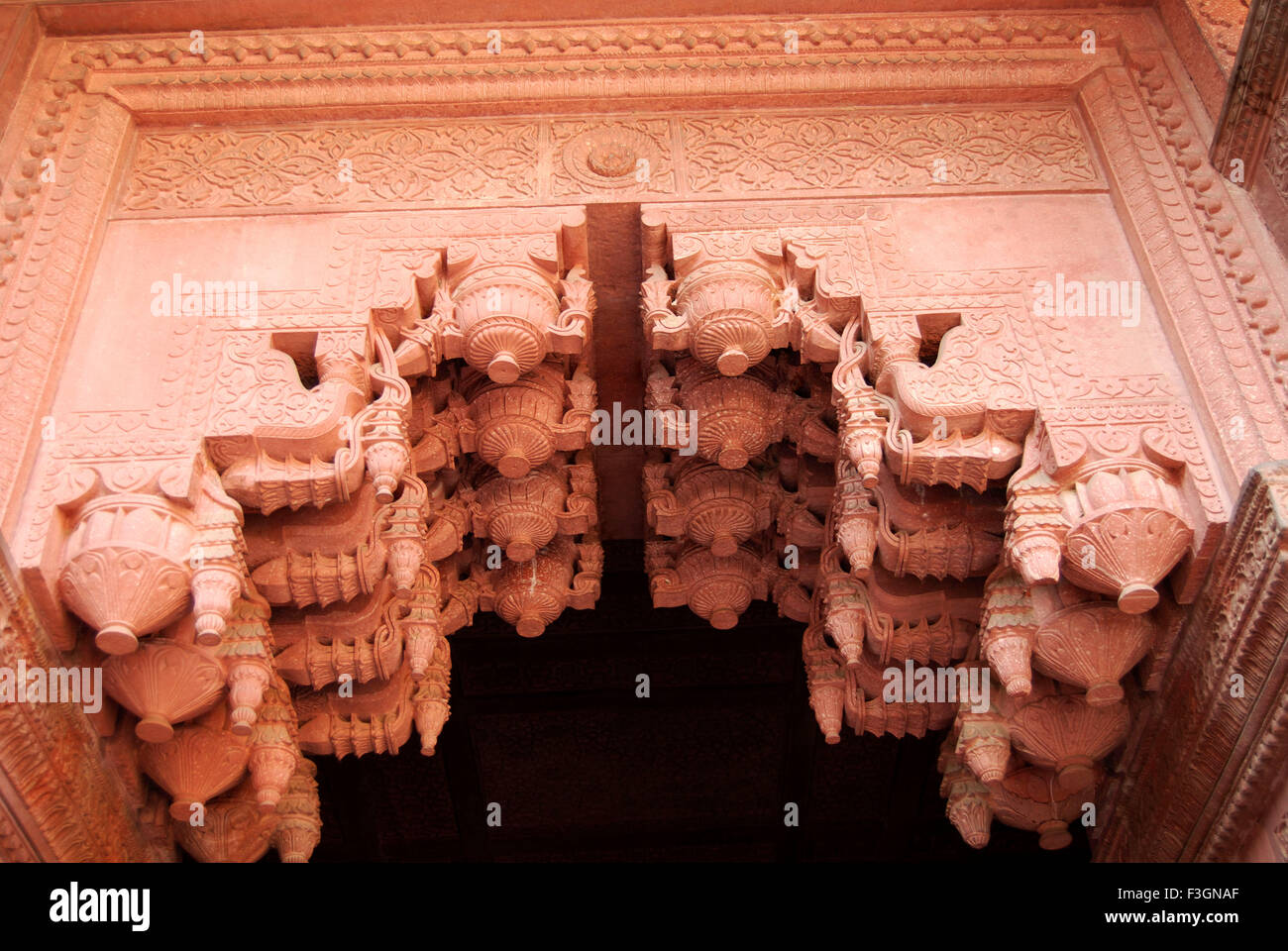 Schön geschnitzten Platten im Inneren Jahangir Palastes im roten Fort; Agra; Uttar Pradesh; Indien Stockfoto
