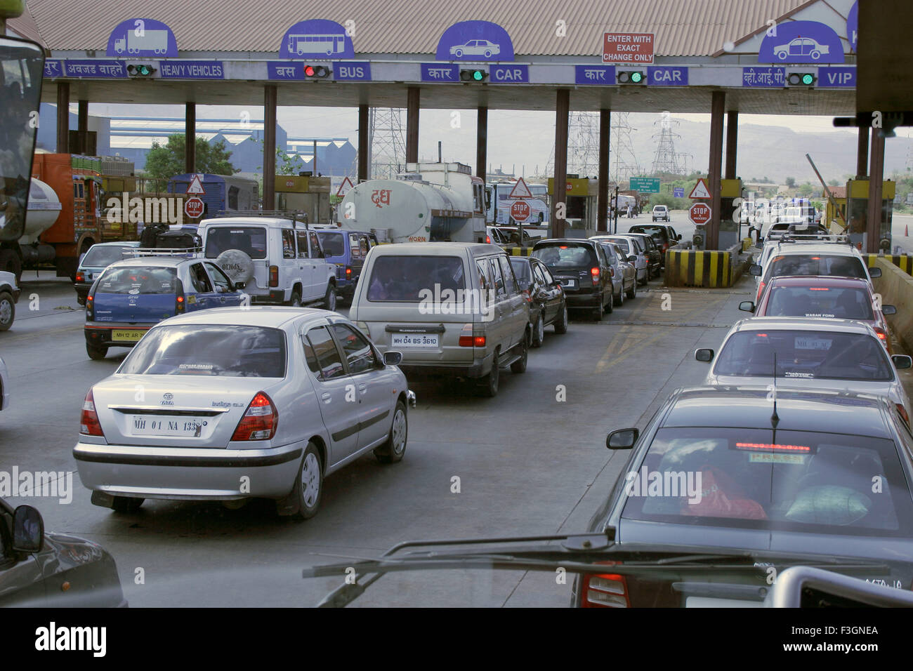 Fahrzeuge auf der Mumbai-Pune Schnellstraße an den Maut-Schaltern aufgereiht; Maharashtra; Indien Stockfoto