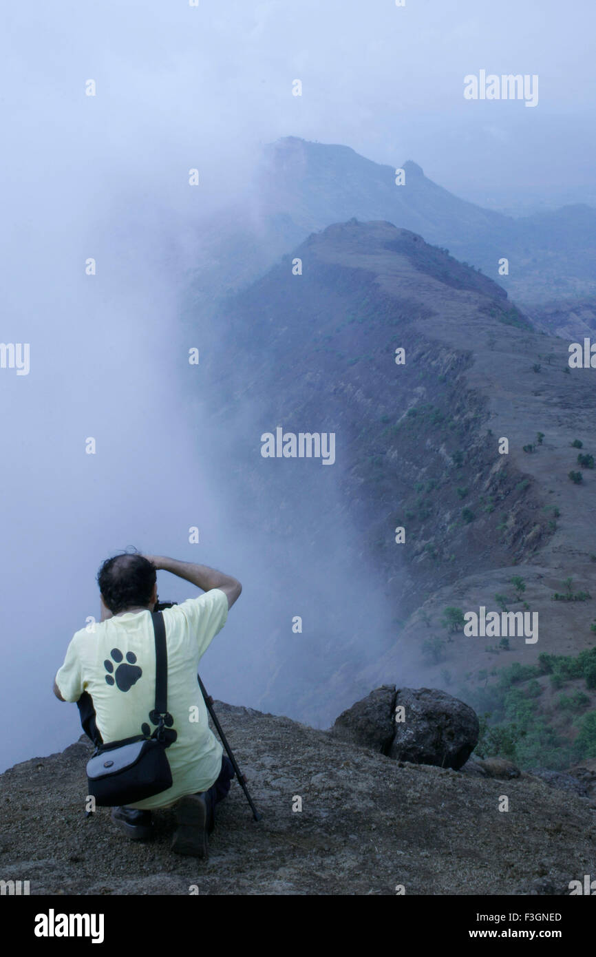 Ein Fotograf, ein Bild von einer Landschaft mit Monsun Wolken steigen aus dem Tal Matheran; Maharashtra Stockfoto