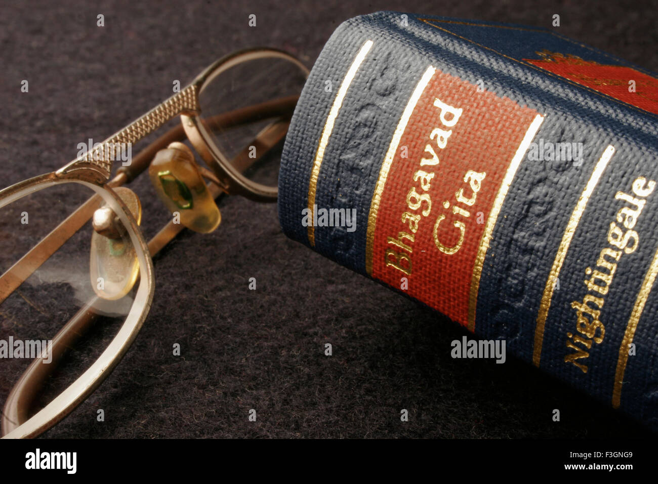 Indische heilige und epische Buch Bhagvad Gita in Miniaturform; Indien Stockfoto