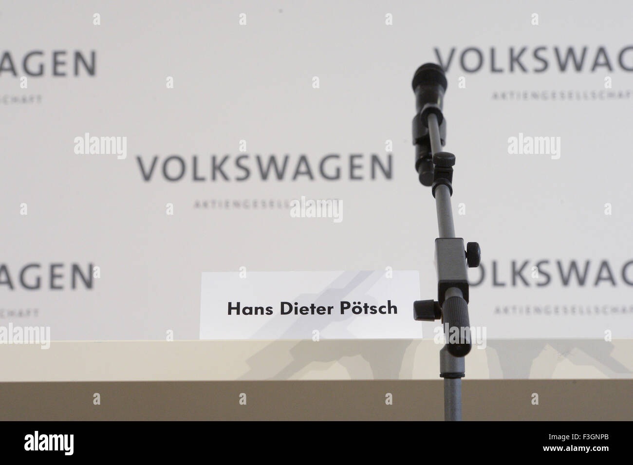 Das Namensschild von Hans Dieter Poetsch, der neue Chef der Volkswagen AG vor einer Pressekonferenz auf dem VW-Werk in Wolfsburg, Deutschland, 7. Oktober 2015. Foto: JULIAN STRATENSCHULTE/DPA Stockfoto