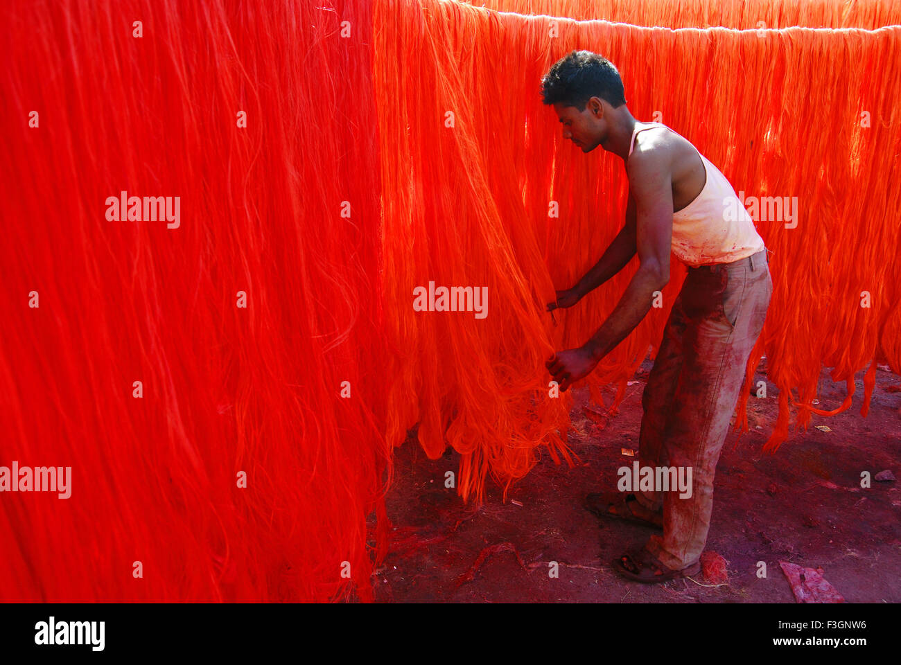 Labours trennen seidige Fäden für die Herstellung von seidig Girlanden Stockfoto