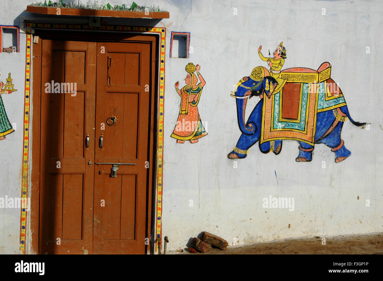 Dekorative Wand mit Holztür; Panchgini; Pune; Maharashtra; Indien Stockfoto