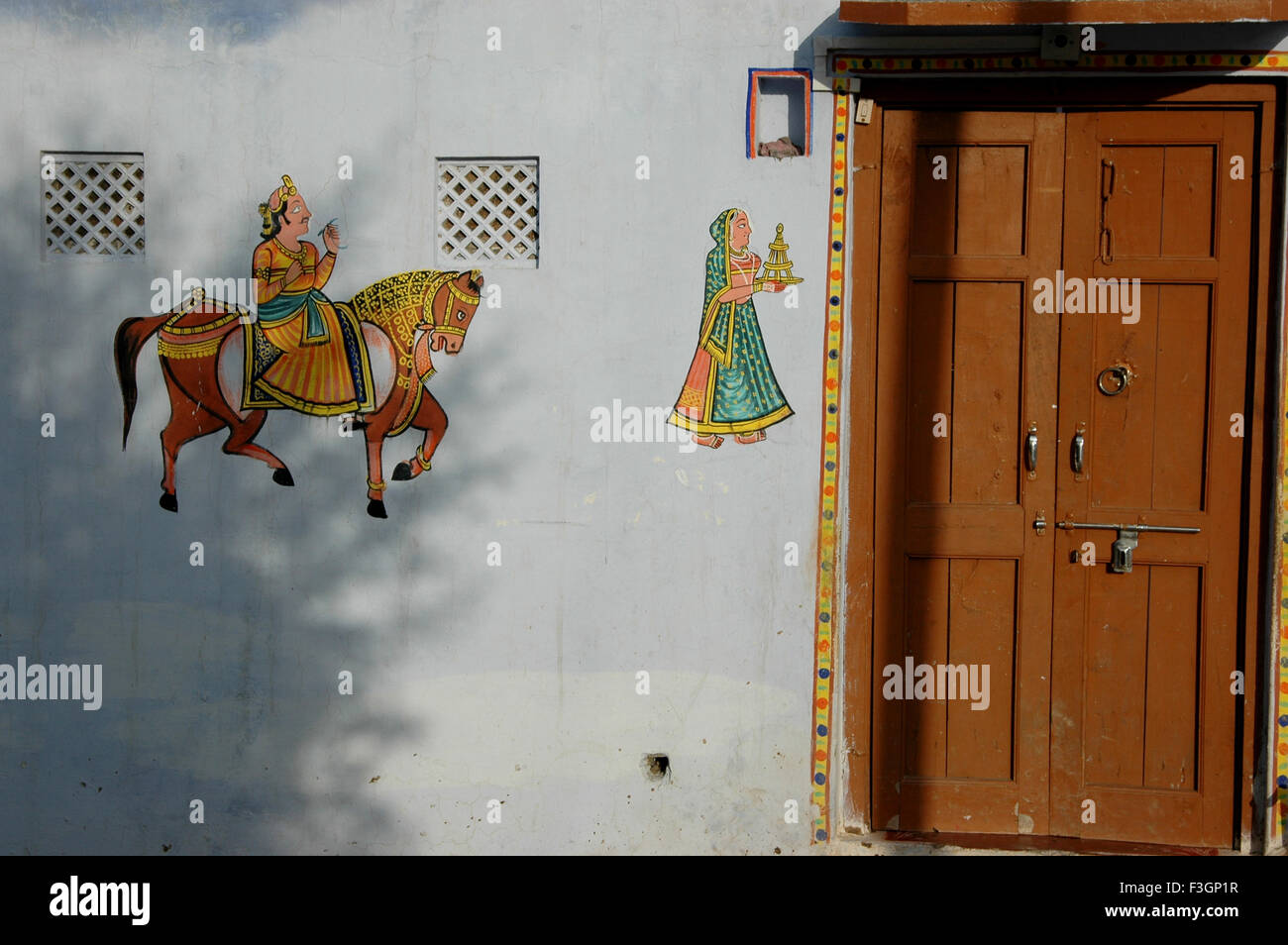 Dekorative Wand mit Holztür; Panchgini; Pune; Maharashtra; Indien Stockfoto
