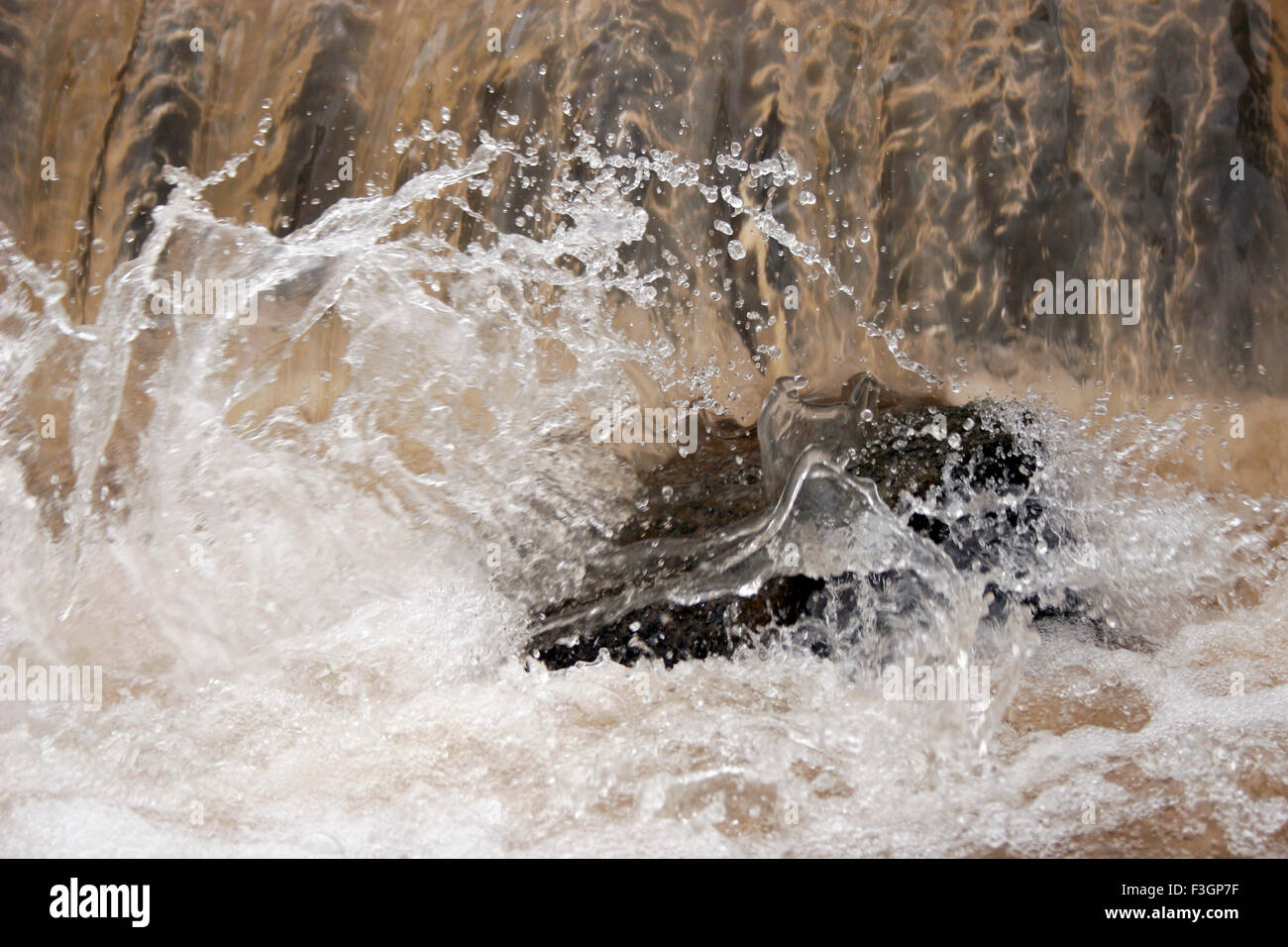 Zusammenfassung des Wasserfalls mit den schnellen Lauf des Flusses Shiv Ganga gebildet; Kondhanpur; Pune; Maharashtra; Indien Stockfoto
