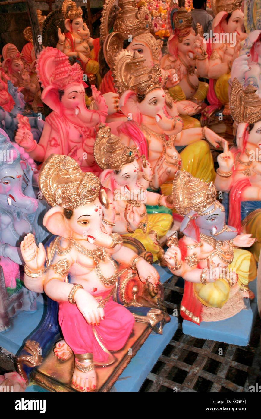 Verschiedene Arten von Lord Ganesh Idole; Pune; Maharashtra; Indien Stockfoto