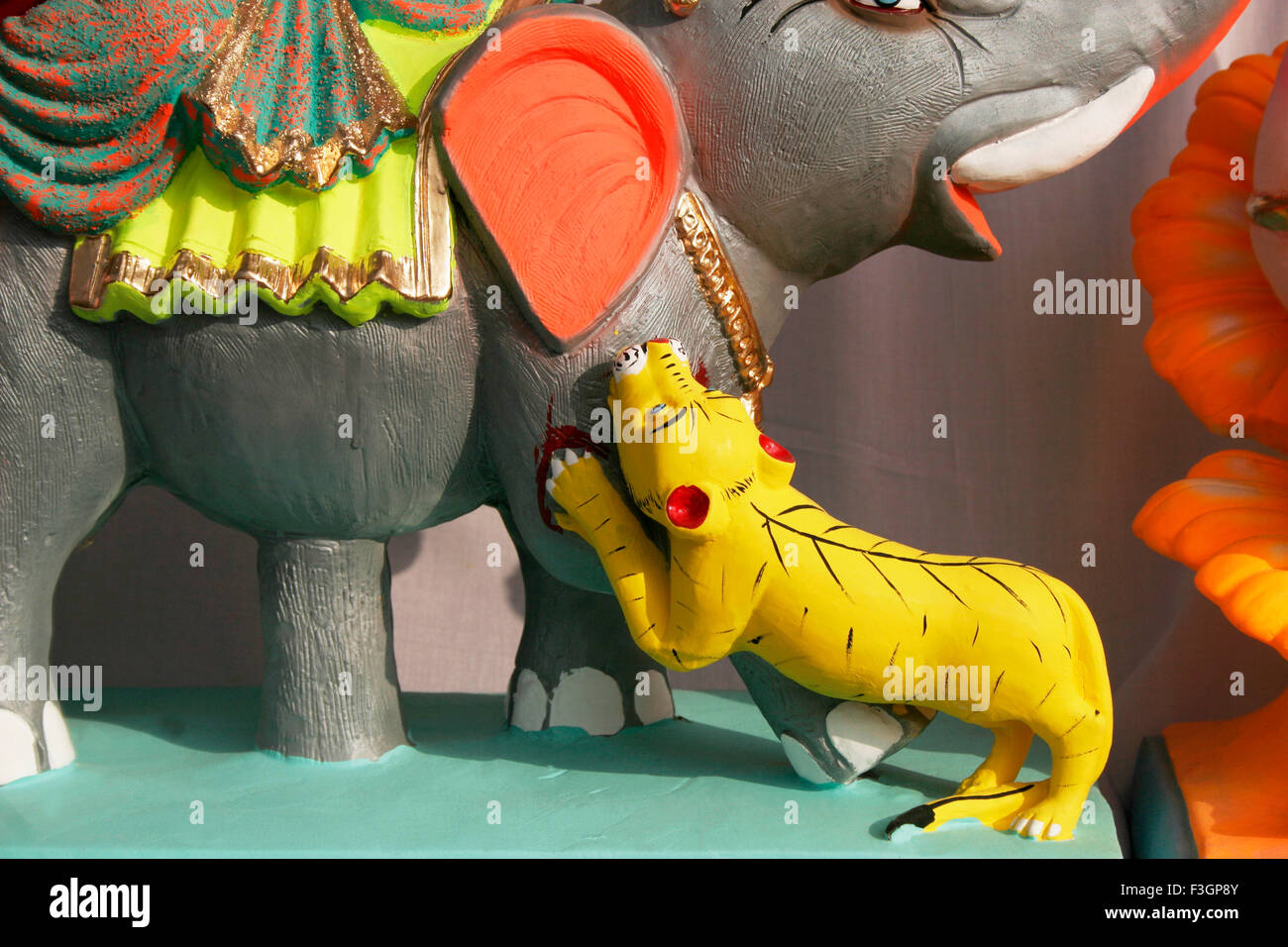 Darstellung eines Tigers stürzen sich auf einem Elefanten gemacht mit Ton; Pune; Maharashtra; Indien Stockfoto