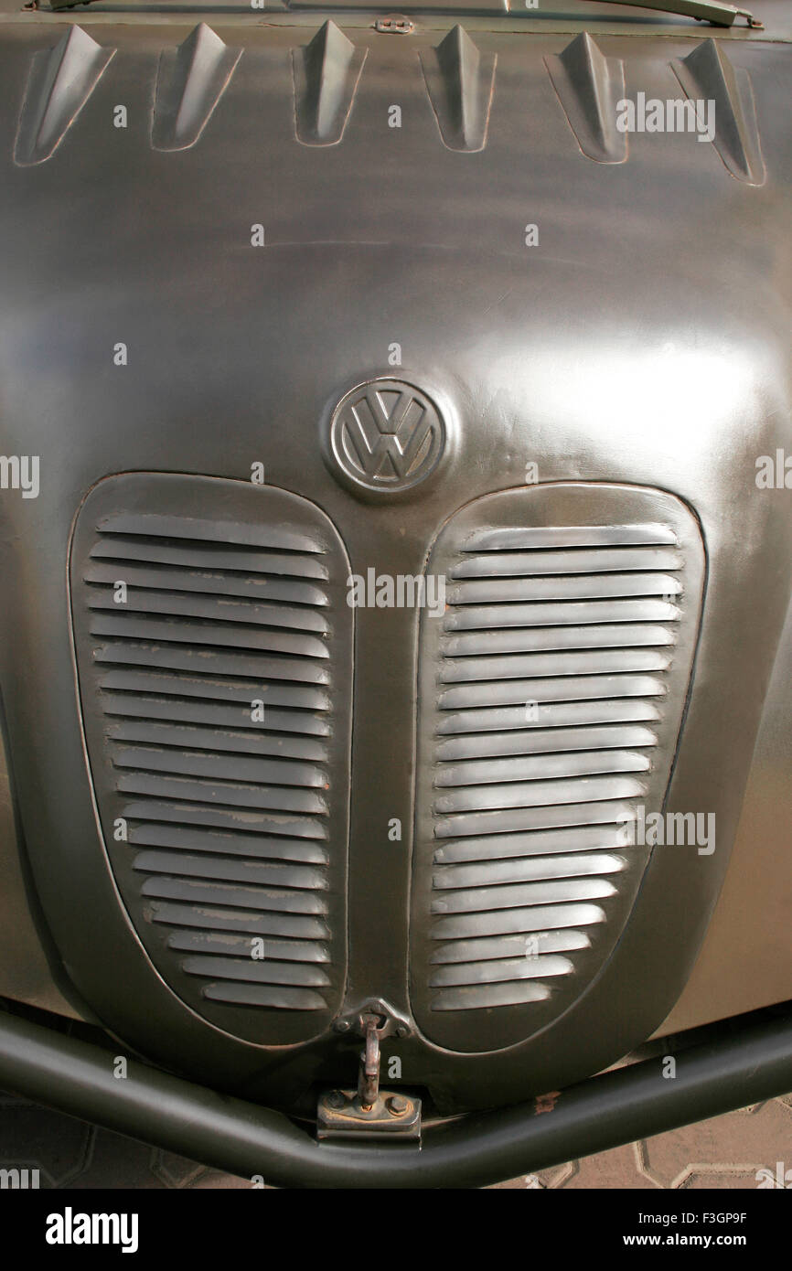 Motorhaube mit einem Emblem eines Oldtimers Volkswagen; Pune; Maharashtra; Indien Stockfoto