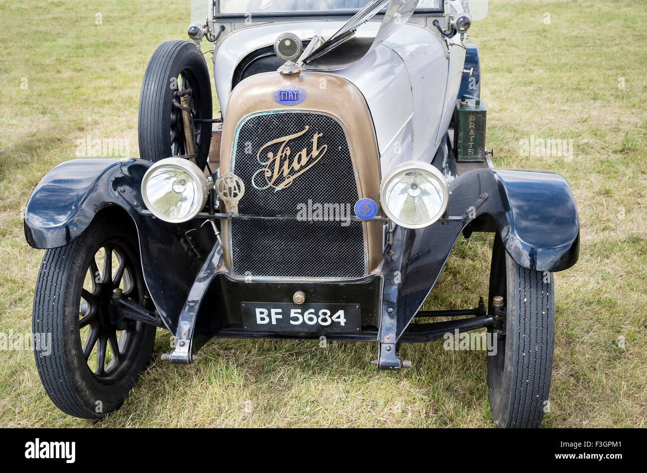 Vorderseite des alten FIAT öffnen Sportwagen zeigen Heizkörper Stockfoto