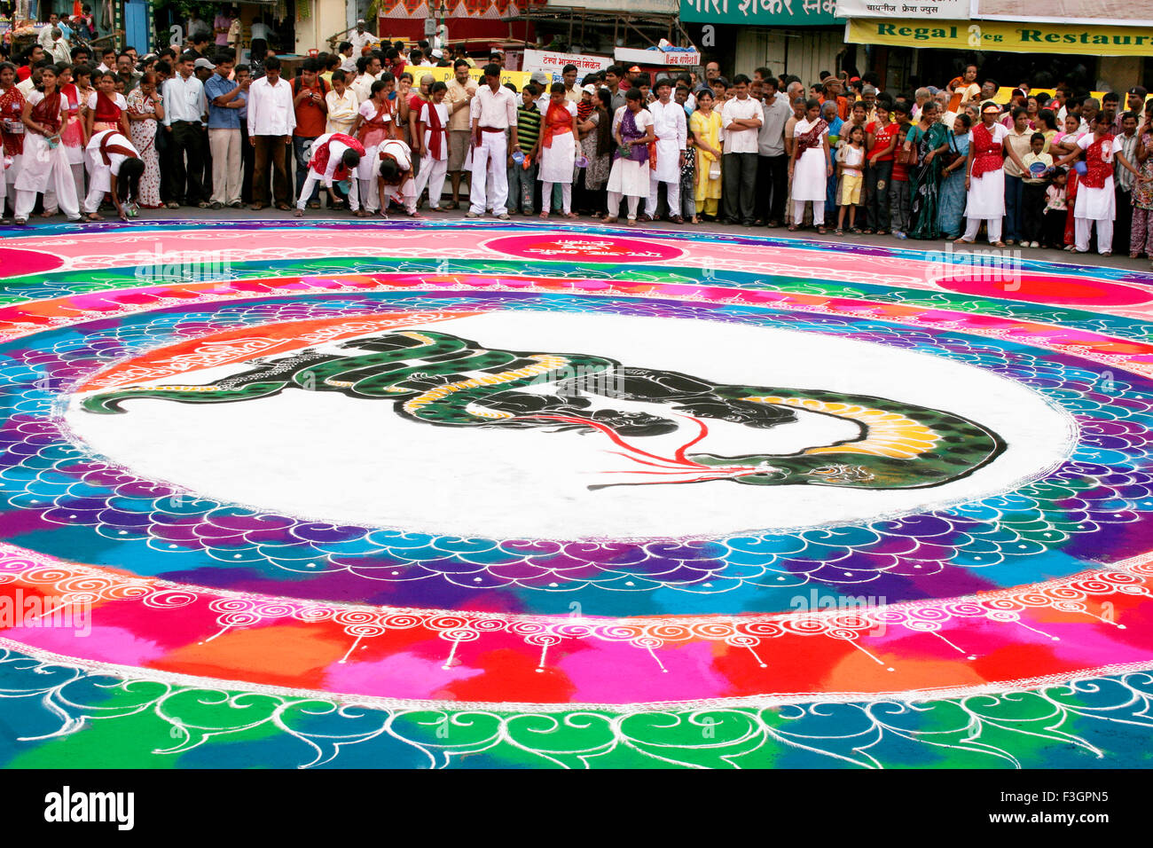 Riesige kreisrunde Kunstwerk namens Rangoli traditionellen Kulturen und Erbe-Kunst von Indien; Pune; Maharashtra; Indien Stockfoto