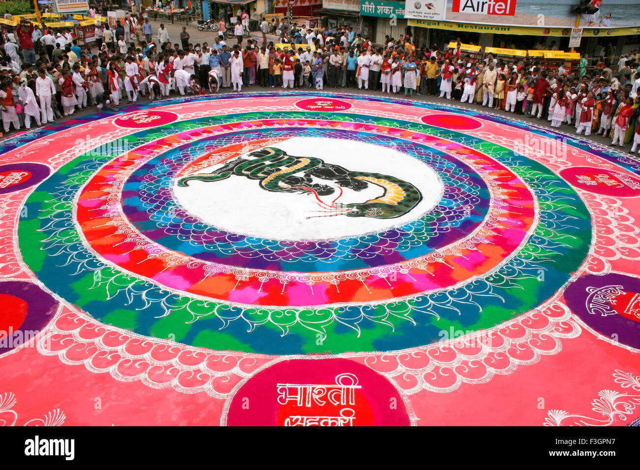 Riesige kreisrunde Kunstwerk namens Rangoli traditionellen Kulturen und Erbe-Kunst von Indien; Pune; Maharashtra; Indien Stockfoto