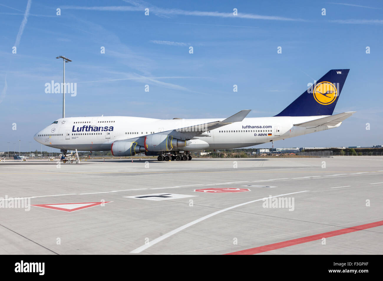 Lufthansa Boeing 747-8 auf der Landebahn des Flughafens Frankfurt. Stockfoto