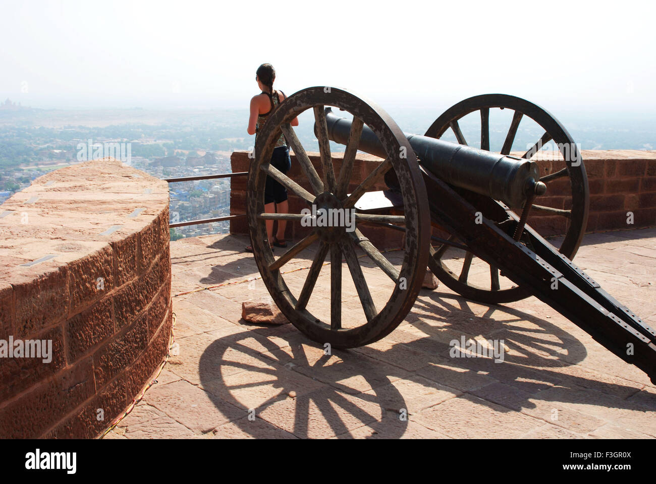 Ausländische Touristen Stadt in der Nähe Kanone zu betrachten; Jodhpur; Indien Stockfoto