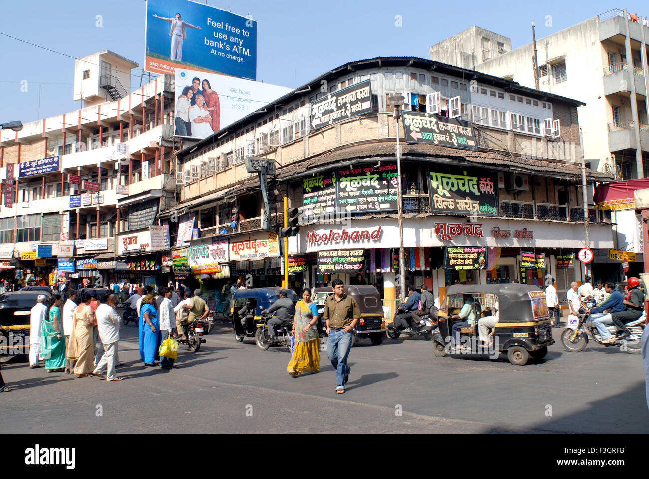Verkehr am Morgen an Laxmi Straßenkreuzung; Pune; Maharashtra; Indien Stockfoto