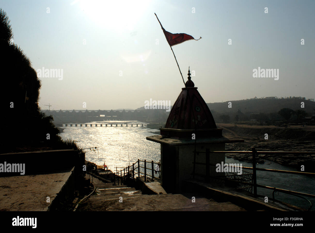 Tempel am Ufer des Fluss Narmada in Omkareshwar; Bezirk Khandva; Madhya Pradesh; Indien Stockfoto