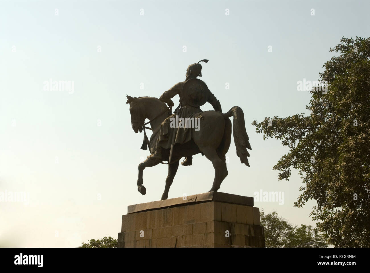 Statue von Chhatrapati Shivaji Maharaj am Gateway of India; Bombay Mumbai; Maharashtra; Indien Stockfoto