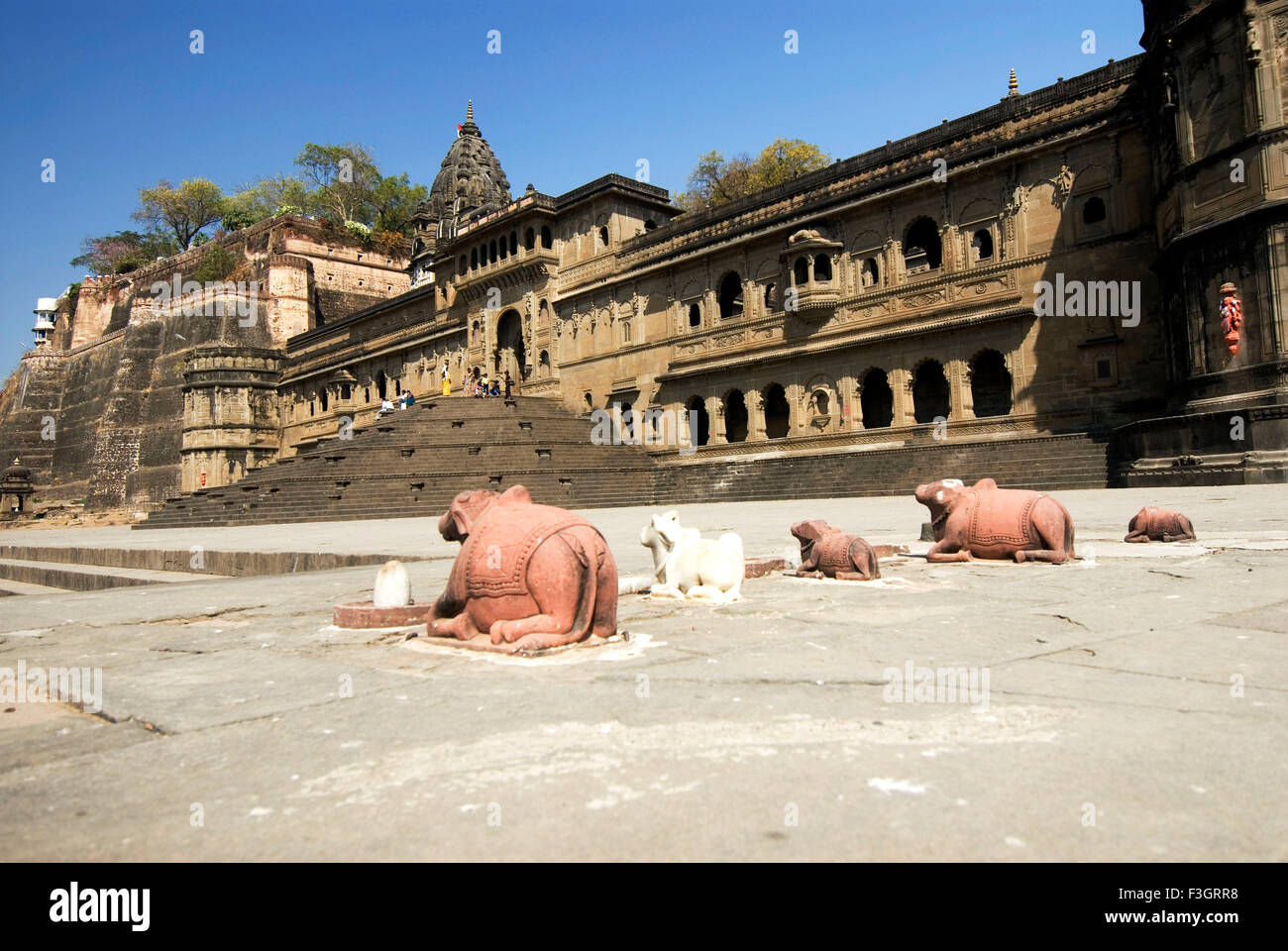 Ahilyabai Holkar Ghat am Ufer des Flusses Narmada Maheshwar Zustand; Madhya Pradesh; Indien Stockfoto