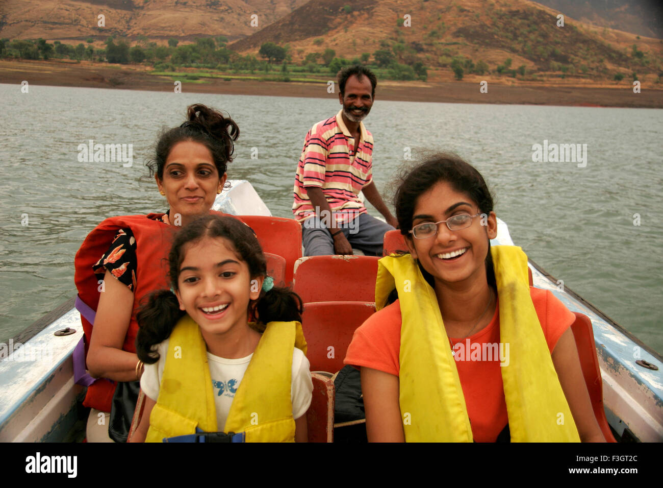 Südasiatische indische Mutter Töchter tragen von Schwimmwesten genießen Motorboot fahren Dhom dam Wai Maharashtra Stockfoto