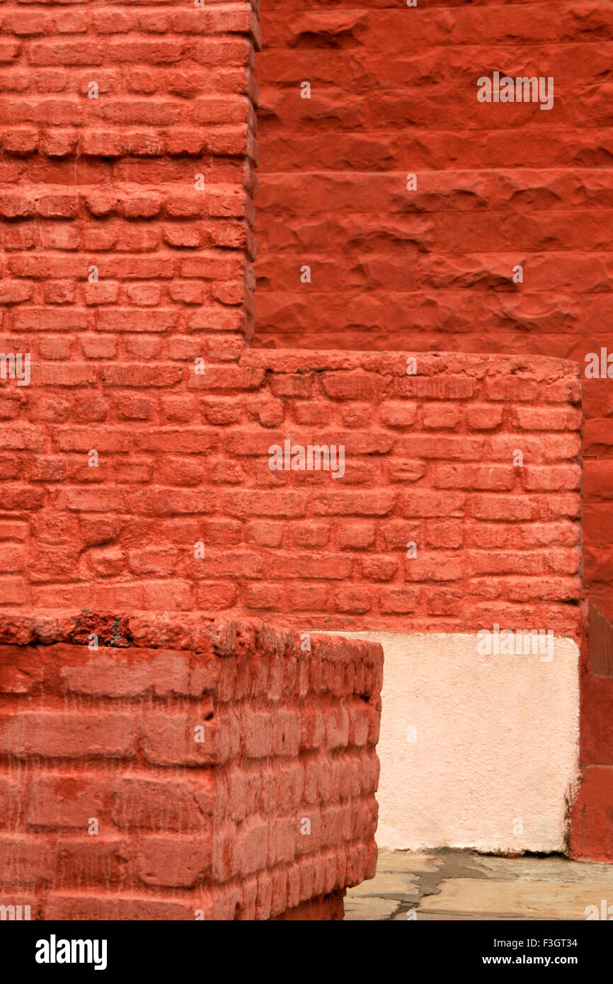 Abstract; Backstein-Mauern bemalt rot und verschiedenen quadratischen Formen Stockfoto