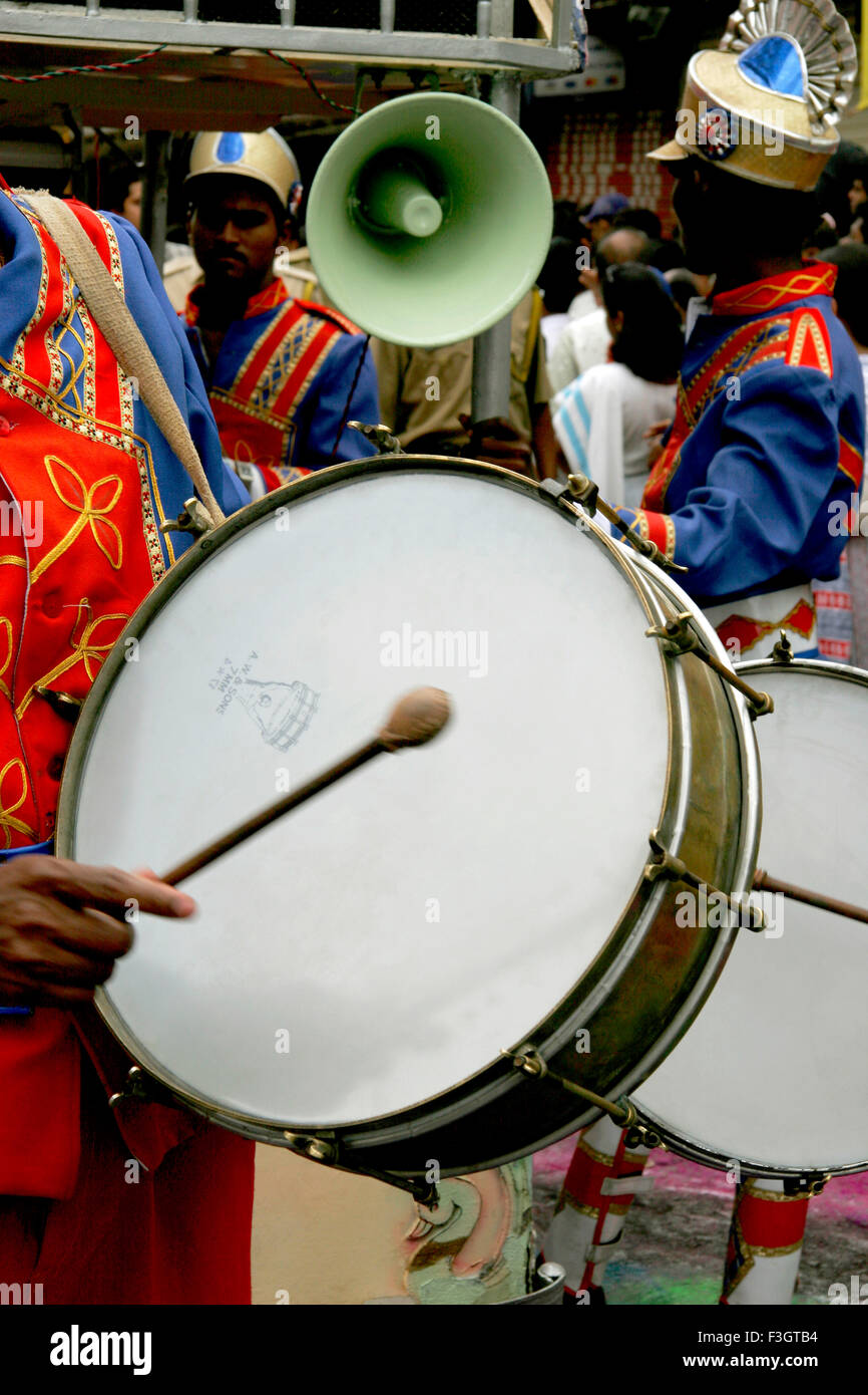 Musikinstrument Schlagzeug gespielt eintauchen Festival Lord Ganesh Ganpati Pune Maharashtra Stockfoto