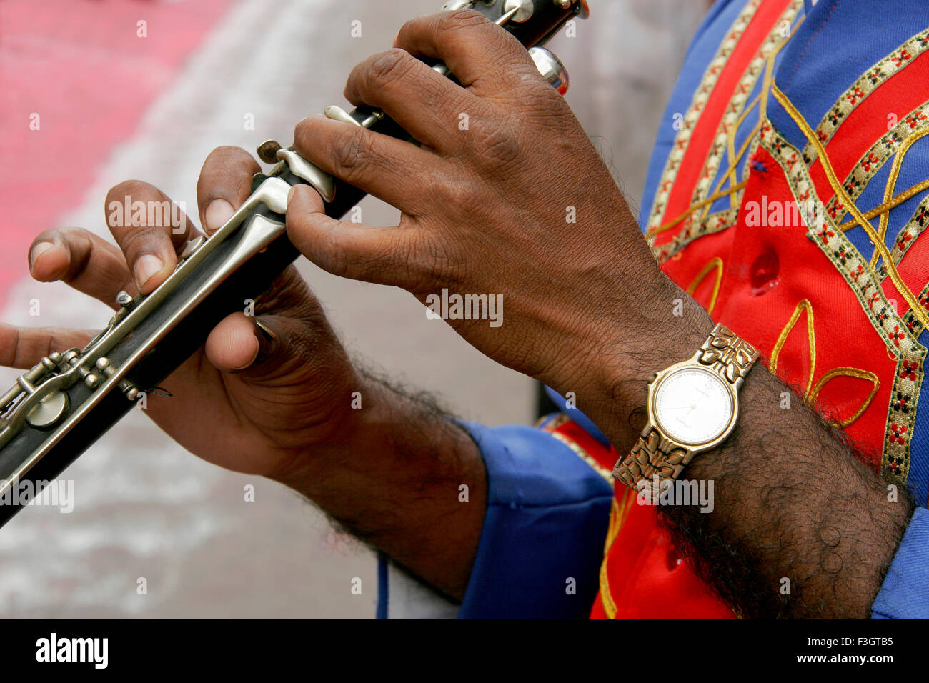 Hände der Querflöte Spieler Bajawalawear Uhr gespielt eintauchen Festival Lord Ganesh Pune Maharashtra Stockfoto