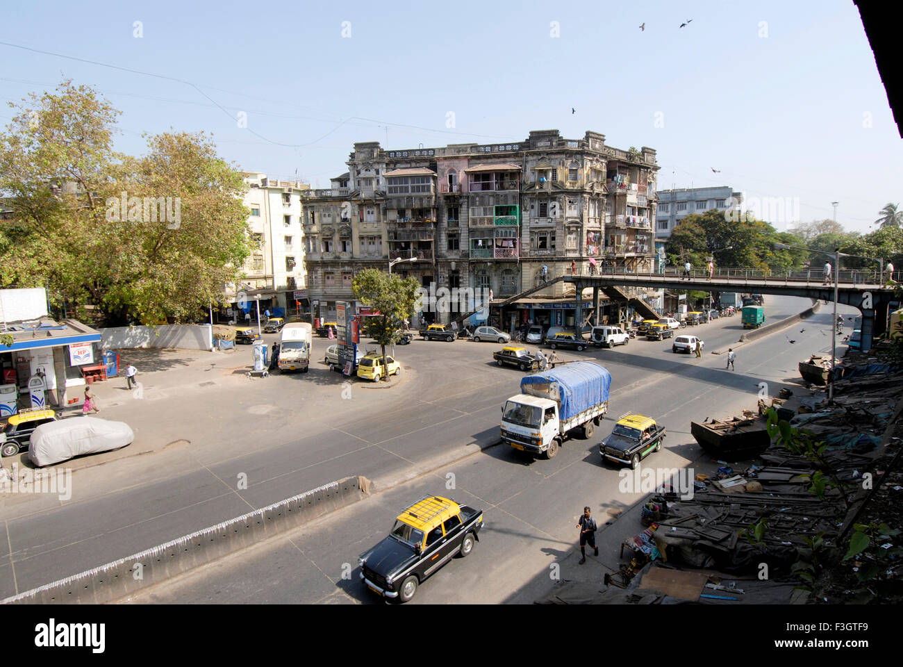 Eisenbahnbrücke für die Überquerung der Straße am dock Yard Road Station und Verkehr in der Nähe von Slum neben Stationen-Plattform; Mumbai Stockfoto