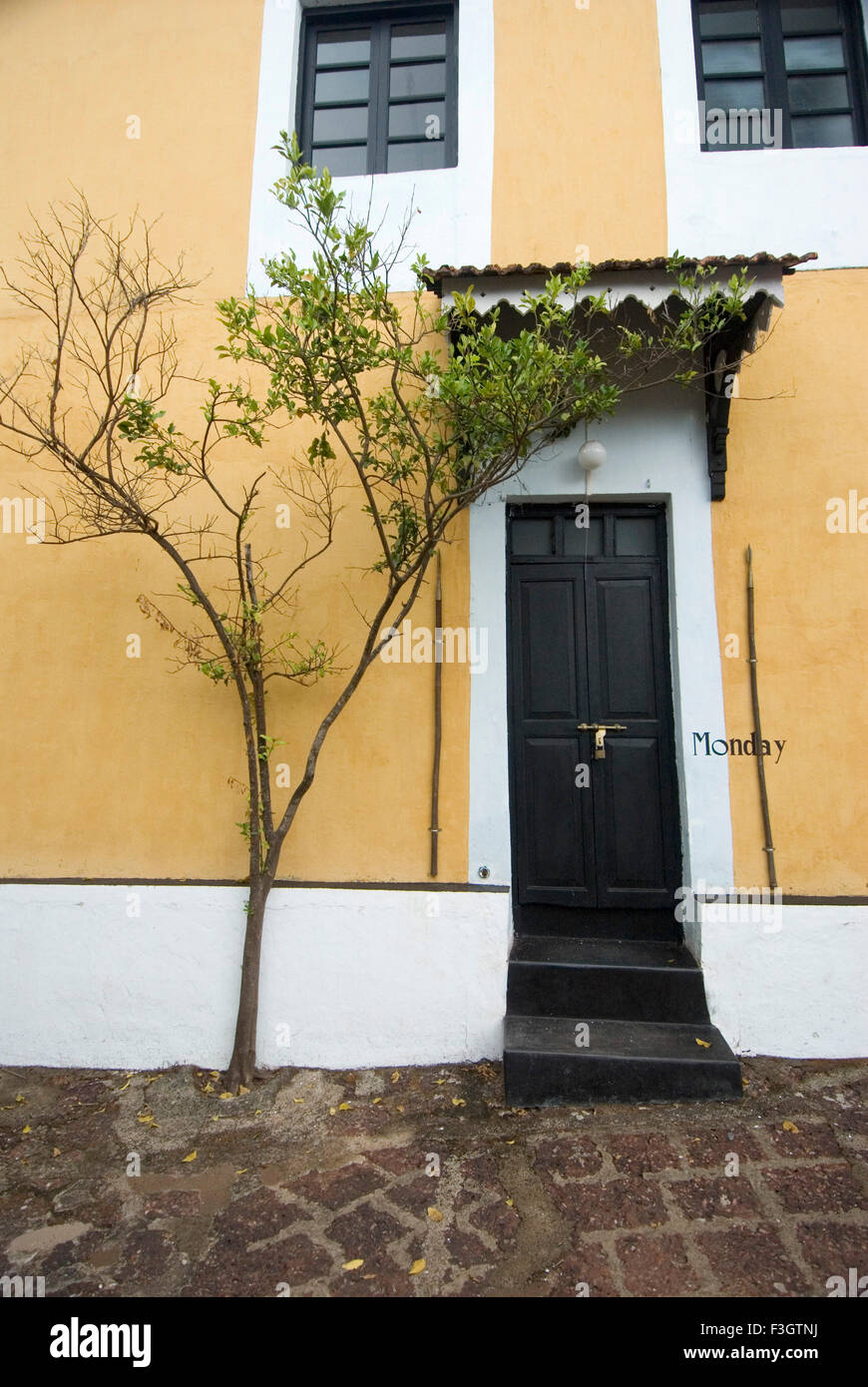 Schwarze Tür in einem Portugiz Stil im Terekhol Fort; Bundesstaat Goa; Indien Stockfoto