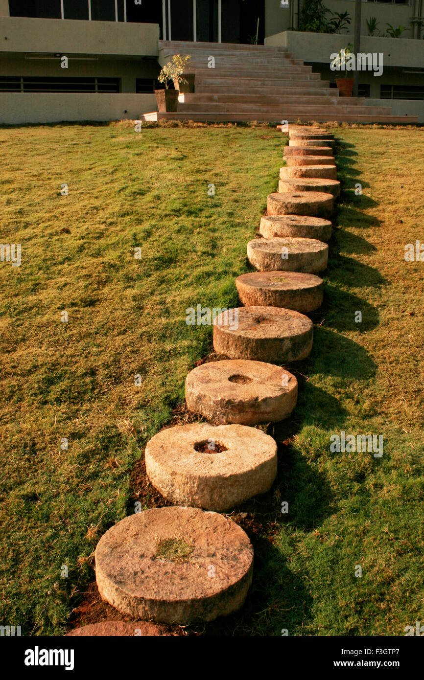 Runde Steinen grünen Rasen in Reihe in Form der Eingang des Hauses als Hobbyfotografen gelegt; Pune; Maharashtra; Indien Stockfoto