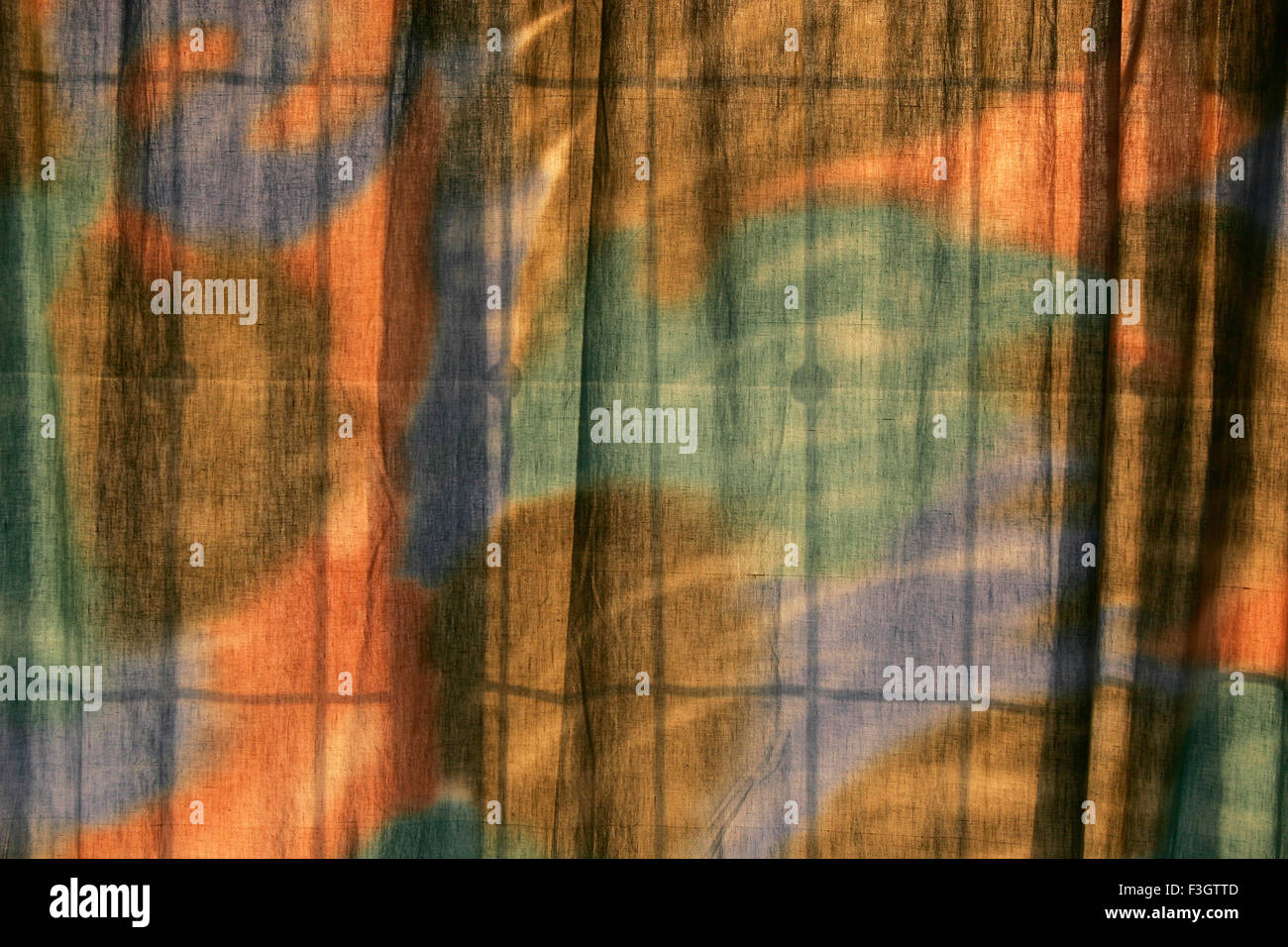 Auszug aus einem bunten Vorhang Stoff mit Falten; Pune; Maharashtra; Indien Stockfoto